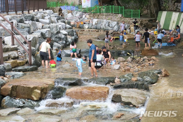 [남양주=뉴시스] 이호진 기자 = 불법시설 철거 후 자연하천으로 복원된 경기 남양주시 청학천에서 행락객들이 물놀이를 즐기고 있다. 2020.08.13. asake@newsis.com 