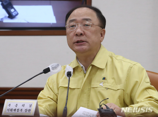 [서울=뉴시스]김명원 기자 = 홍남기 경제부총리 겸 기획재정부 장관이 13일 오전 서울 종로구 정부서울청사에서 서울-세종 화상으로 열린 제13차 비상경제 중앙대책본부 회의에 참석해 발언하고 있다. 2020.08.13. kmx1105@newsis.com