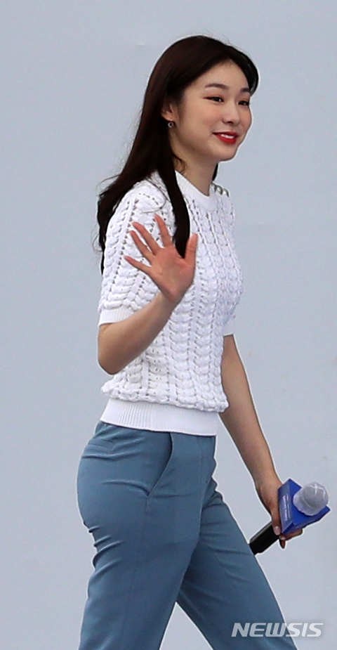 [서울=뉴시스] 박주성 기자 = 김연아가 13일 오전 서울 성동구 비트플렉스 5층 야외 주차장에서 열린 SK텔레콤 갤럭시노트20 드라이브 스루 행사에 참석하고 있다. 2020.08.13. park7691@newsis.com