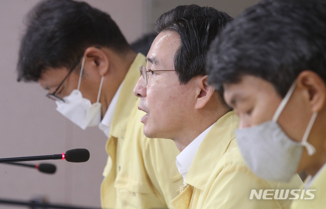 [서울=뉴시스]김명원 기자 = 김용범 기획재정부 제1차관이 13일 오전 서울 종로구 정부서울청사 합동브리핑실에서 제13차 비상경제 중대본 회의결과 브리핑을 하고 있다. 2020.08.13. kmx1105@newsis.com