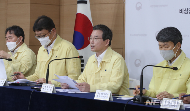 [서울=뉴시스]김명원 기자 = 김용범 기획재정부 제1차관이 13일 오전 서울 종로구 정부서울청사 합동브리핑실에서 제13차 비상경제 중대본 회의결과 브리핑을 하고 있다. 2020.08.13. kmx1105@newsis.com