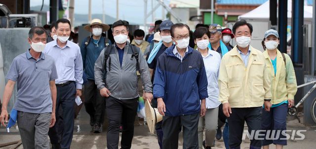 [철원=뉴시스]김선웅 기자 = 이해찬 더불어민주당 대표가 13일 수해 피해를 입은 강원 철원군 동송읍 이길리 마을을 돌아보며 피해 상황을 점검하고 있다. 2020.08.13. mangusta@newsis.com