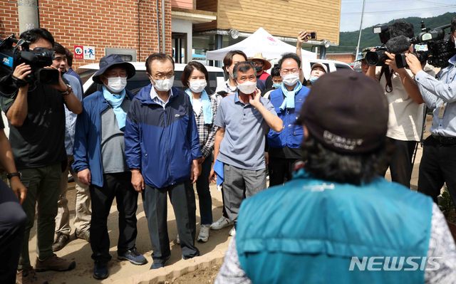 [철원=뉴시스]김선웅 기자 = 이해찬 더불어민주당 대표가 13일 수해 피해를 입은 강원 철원군 동송읍 이길리 마을을 돌아보며 피해 상황을 점검하고 있다. 2020.08.13. mangusta@newsis.com