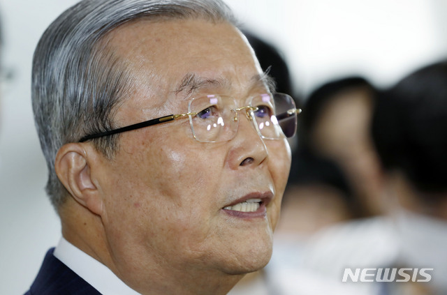 [서울=뉴시스] 최동준 기자 = 김종인 미래통합당 비상대책위원장이 13일 서울 여의도 국회에서 열린 비상대책위원회의 후 취재진 질문에 답변하고 있다. 김 위원장은 탄핵 국면 이후 처음으로 여당보다 앞선 당 지지율의 역전 현상에 대해 "우리 국민들이 현명하기 때문에 무엇이 잘 되고 잘못하는지 스스로가 평가하기 때문에 지지율로 나타나지 않나"라고 말했다. 2020.08.13.&nbsp; photocdj@newsis.com