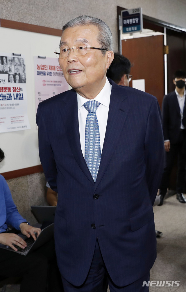 [서울=뉴시스] 최동준 기자 = 김종인 미래통합당 비상대책위원장이 13일 서울 여의도 국회에서 열린 비상대책위원회의를 마치고 회의장을 나오고 있다. 김 위원장은 탄핵 국면 이후 처음으로 여당보다 앞선 당 지지율의 역전 현상에 대해 "우리 국민들이 현명하기 때문에 무엇이 잘 되고 잘못하는지 스스로가 평가하기 때문에 지지율로 나타나지 않나"라고 말했다. 2020.08.13. photocdj@newsis.com