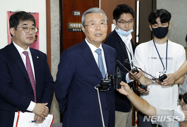 [서울=뉴시스] 최동준 기자 = 김종인 미래통합당 비상대책위원장이 13일 서울 여의도 국회에서 열린 비상대책위원회의 후 취재진 질문에 답변하고 있다. 김 위원장은 탄핵 국면 이후 처음으로 여당보다 앞선 당 지지율의 역전 현상에 대해 "우리 국민들이 현명하기 때문에 무엇이 잘 되고 잘못하는지 스스로가 평가하기 때문에 지지율로 나타나지 않나"라고 말했다. 2020.08.13. photocdj@newsis.com