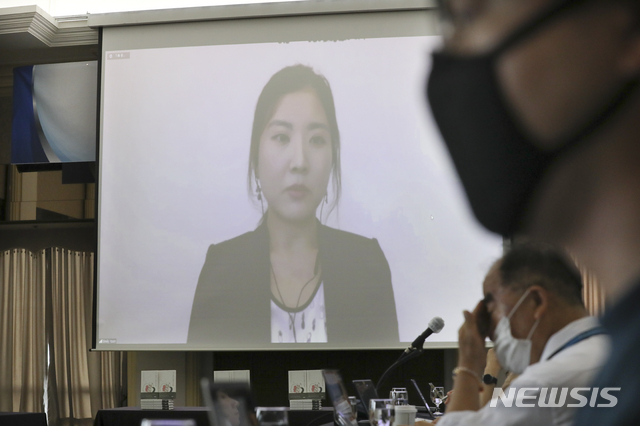 [서울=뉴시스] 최진석 기자 = 에밀리 정민 윤 작가가 13일 서울 중구 프레스센터 내셔널프레스클럽에서 열린 '우리 종족의 특별한 잔인함' 출간 기념 기자간담회에 해외에서 입국해 신종 코로나바이러스 감염증(코로나19) 관련 자가격리 중인 관계로 화상으로 참석해 발언하고 있다. 2020.08.13. myjs@newsis.com