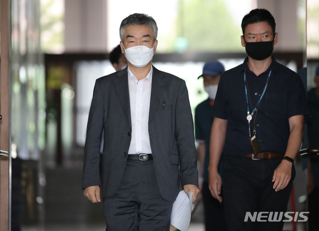 [서울=뉴시스] 박미소 기자 = 고 박원순 전 서울시장의 성추행 방조 혐의로 고발된 전 비서실장 중 1명인 김주명 서울시 평생교육진흥원장이 피고발인 조사를 마친 후 13일 오후 서울 종로구 서울지방경찰청에서 나서고 있다.2020.08.13.&nbsp; misocamera@newsis.com 