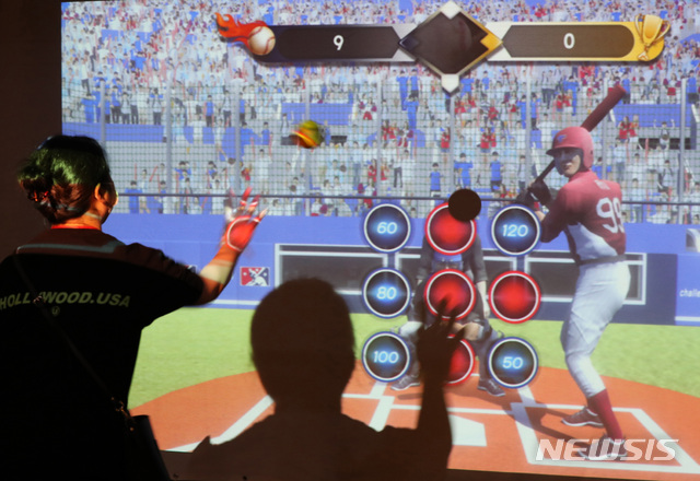 [서울=뉴시스] 전진환 기자 = 서울 가상·증강현실 박람회'가 열린 13일 오후 서울 강남구 코엑스 전시장에서 관람객들이 AR 야구게임을 체험하고있다. 2020.08.13. amin2@newsis.com