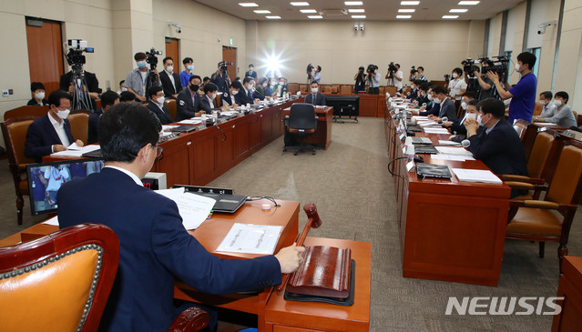 [서울=뉴시스] 장세영 기자 = 고용진 더불어민주당 간사가 13일 서울 여의도 국회에서 열린 기획재정위원회 전체 회의에서 국세청장 후보로 지명된 김대지 국세청 차장의 인사청문회 실시 계획서 채택 의건을 상정하고 있다. 2020.08.13. photothink@newsis.com