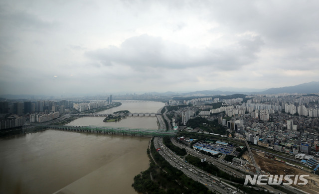 [서울=뉴시스] 박주성 기자 = 지난 8월13일 오후 서울 영등포구 63스퀘어 전망대에서 바라본 한강이 장마로 인해 흙탕물로 변해있다. 2020.08.13. park7691@newsis.com