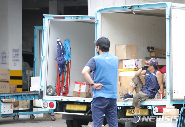 [서울=뉴시스] 박미소 기자 = '택배 없는 날'을 하루 앞둔 13일 오후 서울 시내의 한 물류센터에 택배노동자들이 휴식을 취하고 있다. 13일 업계에 따르면 CJ대한통운, 한진, 롯데, 로젠택배, 우체국 소포위탁배달 등이 14일 '택배 없는 날'에 참여한다. 2020.08.13.&nbsp;&nbsp; misocamera@newsis.com