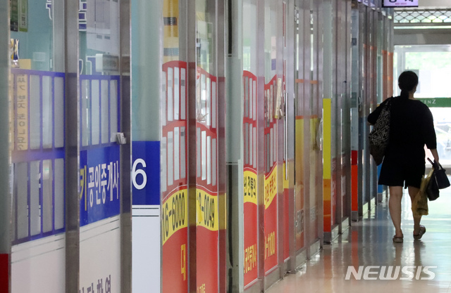 [서울=뉴시스] 고승민 기자 = 전월세상한제, 계약갱신청구권제 등을 담은 주택임대차보호법 개정안이 시행된지 2주만에 서울 아파트 전세 물량이 약 16% 줄어든 것으로 알려진 13일 서울 송파구의 한 부동산업체 게시판이 비어 있다. 한편 서울 아파트 평균 전셋값은 5억원 돌파를 앞두고 있다. 2020.08.13.kkssmm99@newsis.com