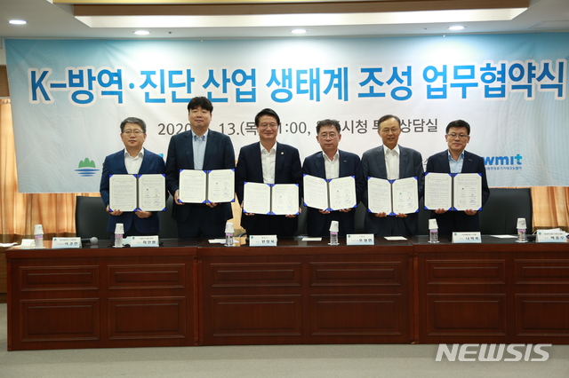 [서울=뉴시스] 만도 조성현 수석부사장(오른쪽 세번째)과 원창묵 원주시장(왼쪽 세번째)이 원주시청에서 업무협약을 체결한 뒤 기념촬영을 하고 있다.