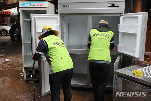  [부산=뉴시스] 허상천 기자 = 부산시설공단 임직원 70여 명은 13일 섬진강 지류 화개천의 범람으로 물에 잠기는 등 큰 피해를 입은 경남 하동 화개장터를 방문, 긴급복구 봉사활동을 펼쳤다. 2020.08.14. (사진 = 부산시설공단 제공) photo@newsis.com