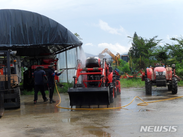 [남원=뉴시스] 한훈 기자 = 전북 남원시는 집중 호우로 침수된 농기계를 수리해 농가들이 영농에 집중할 수 있도록&nbsp; '침수농기계 긴급수리반'을 운영했다. (사진=남원시 제공).2020.08.14.&nbsp; photo@newsis.com&nbsp; 