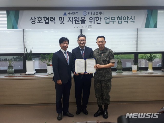 ▲왼쪽부터 플랜티넷 김후종 사장, 후후앤컴퍼니 허태범 대표이사, 육군본부 여운태 인사참모부장 (사진=후후앤컴퍼니 제공)