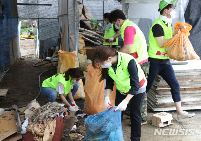 [수원=뉴시스] 김종택기자 = 사회복지공동모금회 직원들이 14일 경기 용인시 처인구 백암면에서 수해복구 활동을 하고 있다. (사진=사회복지공동모금회 제공) 2020.08.14.semail3778@naver.com