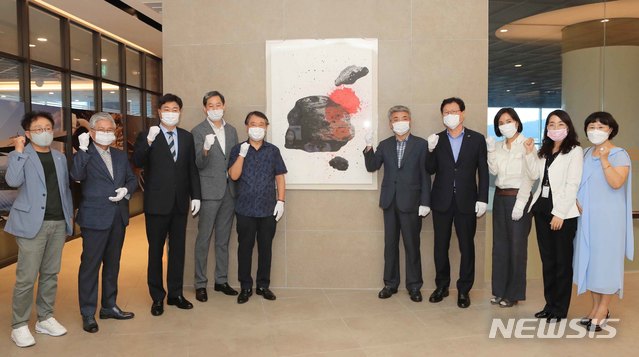 [대구=뉴시스]대구 수성구 두산동 호텔 수성에 걸린 2020년 미술작품 대여제 선정 작품 . 2020.08.14. (사진=수성문화재단 제공) photo@newsis.com