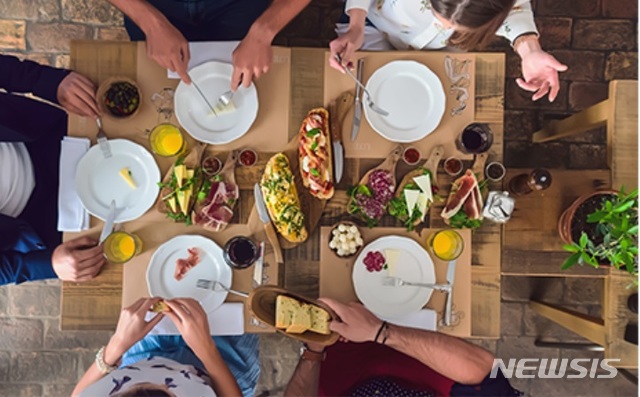 [서울=뉴시스] 다큐멘터리 '언웰: 웰빙의 배신' 스틸. (사진=넷플릭스 제공)