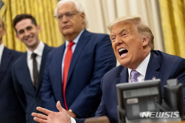 [워싱턴=AP/뉴시스]도널드 트럼프 미국 대통령이 13일(현지시간) 백악관 집무실에서 에이비 버코위츠 중동특사와 데이비드 프리드먼 이스라엘 주재 미국 대사가 함께한 가운데 발언하고 있다. 트럼프 대통령은 "이스라엘과 아랍에미리트(UAE)가 평화협정을 체결했다"라고 밝혔다. 그는 "이번 협정으로 팔레스타인 지구에 대한 이스라엘의 병합 조치가 중단될 것"이라고 밝혔다. 2020.08.14.