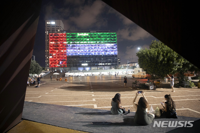 [텔아비브=AP/뉴시스]13일(현지시간) 이스라엘 정부가 아랍에미리트(UAE)와 완전한 외교 관계를 수립할 것이라고 발표하면서 텔아비브에 있는 시청사에 UAE 국기 모양의 조명이 켜져 있다. 베냐민 네타냐후 총리는 국영방송 성명을 통해 "UAE와의 '완전하고 공식적인 평화' 협정은 양국간 많은 분야에서 협력과 원대한 미래로 이어질 것"이라고 말했다. 2020.08.14. 