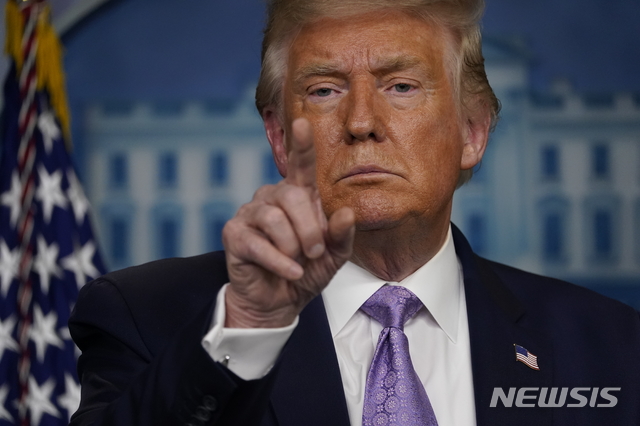 [워싱턴=AP/뉴시스]도널드 트럼프 미국 대통령이 13일(현지시간) 백악관에서 브리핑을 하는 모습. 2020.08.14.