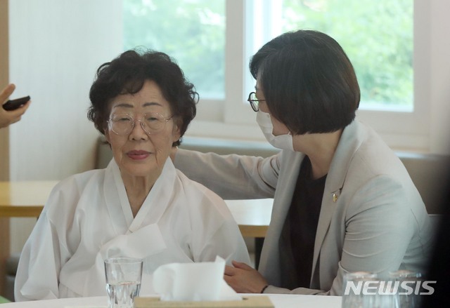 [천안=뉴시스] 고승민 기자 = 이용수 일본군 위안부 피해자 할머니와 이나영 정의기억연대 이사장이 14일 충남 천안 국립망향의동산에서 '미래를 위한 기억'을 주제로 열린 일본군 위안부 피해자 기림의 날 정부기념식 참석에 앞서 사전환담을 하고 있다. 2020.08.14. kkssmm99@newsis.com