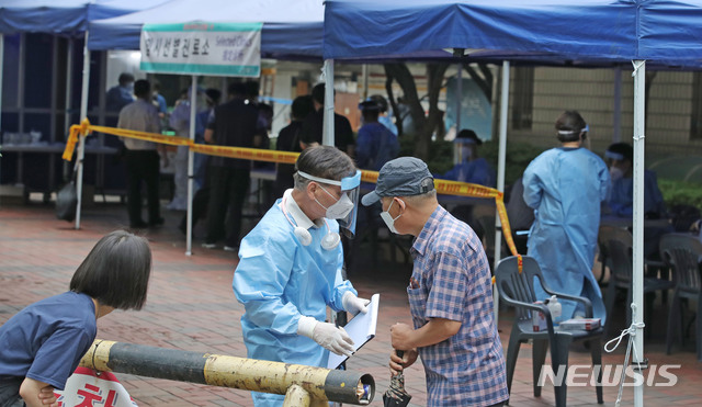 [서울=뉴시스] 박미소 기자 = 서울 중구 통일상가 관련 신종코로나바이러스 감염증(코로나19) 확진자가 발생했다고 밝혀진 가운데 14일 오전 서울 중구 통일상가 인근에 설치된 임시 선별진료소에서 의료진들이 업무를 보고 있다. 2020.08.14. misocamera@newsis.com