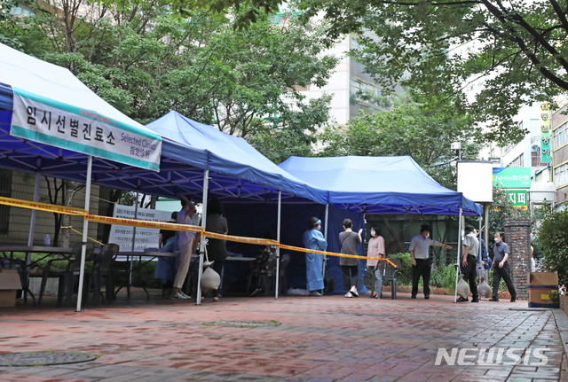 [서울=뉴시스] 박미소 기자 = 서울 중구 통일상가 관련 신종코로나바이러스감염증(코로나19) 확진자가 발생했다고 밝혀진 가운데 14일 오전 서울 중구 통일상가 인근에 설치된 임시 선별진료소에서 의료진들이 업무를 보고 있다. 2020.08.14. misocamera@newsis.com