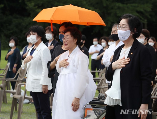 [천안=뉴시스] 고승민 기자 = 14일 충남 천안 국립망향의동산에서 '미래를 위한 기억'을 주제로 열린 일본군 위안부 피해자 기림의 날 정부기념식에서 이정옥 여성가족부 장관과 이용수 할머니, 각계 초청인사 등 참석자들이 국민의례를 하고 있다. 2020.08.14.kkssmm99@newsis.com