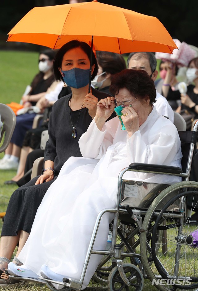 [천안=뉴시스] 고승민 기자 = 이용수 일본군 위안부 피해자 할머니가 14일 충남 천안 국립망향의동산에서 '미래를 위한 기억'을 주제로 열린 일본군 위안부 피해자 기림의 날 정부기념식에서 눈물을 닦고 있다. 2020.08.14.kkssmm99@newsis.com