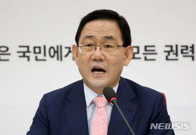 [서울=뉴시스]김선웅 기자 = 주호영 미래통합당 원내대표가 14일 오전 서울 여의도 국회에서 취임 100일(8월 15일)을 맞아 기자회견을 하고 있다. 2020.08.14.&nbsp; mangusta@newsis.com 