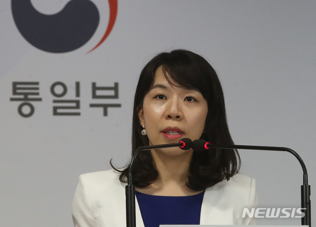 [서울=뉴시스]김명원 기자 = 조혜실 통일부 부대변인이 14일 오전 서울 종로구 정부서울청사 합동브리핑실에서 현안 관련 정례브리핑을 하고 있다. 2020.08.14.&nbsp; kmx1105@newsis.com