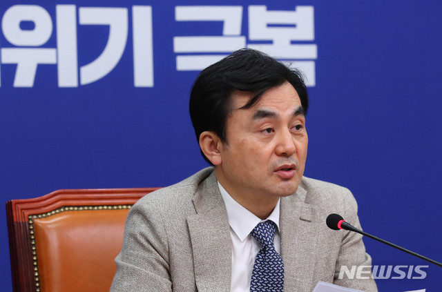 [서울=뉴시스] 장세영 기자 = 안규백 더불어민주당 전국대의원대회준비위원회 위원장이 14일 서울 여의도 국회에서 열린 더불어민주당 8.29 전국대의원대회준비위원회 기자간담회에 참석해 현안관련 발언을 하고 있다. 2020.08.14. photothink@newsis.com