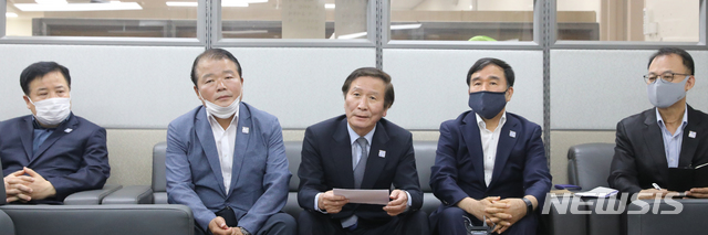 [서울=뉴시스]김명원 기자 = 개성공단기업협회장인 정기섭 개성공단기업 비상대책위원장 등 입주 기업 대표들이 14일 오전 서울 종로구 통일부 기자실에서 수재 피해 개성시 북측 근로자 지원 통일부 협조 요청 접수 관련 기자회견을 하고 있다. 2020.08.14. kmx1105@newsis.com