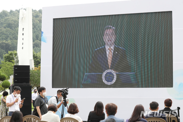 [천안=뉴시스] 고승민 기자 = 14일 충남 천안 국립망향의동산에서 '미래를 위한 기억'을 주제로 열린 일본군 위안부 피해자 기림의 날 정부기념식에서 문재인 대통령의 영상메세지가 상영되고 있다. 2020.08.14. kkssmm99@newsis.com 
