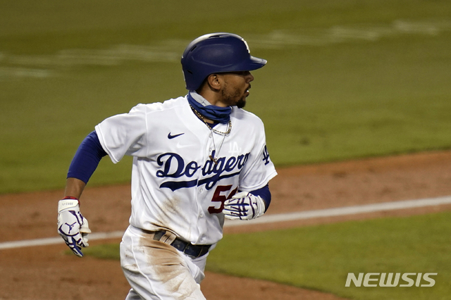 [로스앤젤레스=AP/뉴시스] LA 다저스의 무키 베츠가 14일(한국시간) 미국 캘리포니아주 로스앤젤레스의 다저스타디움에서 열린 2020 메이저리그(MLB) 샌디에이고 파드리스와의 경기에서 5회말 투런 홈런을 때려낸 후 그라운드를 돌고 있다. 2020.08.14