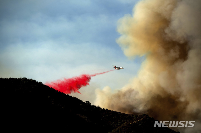 [샌타클래리타=AP/뉴시스]지난 13일 캘리포니아 샌타클래리타 북쪽 앤젤레스 국유림에서 산불 진화 작업이 이뤄지는 모습. 2020.08.16.