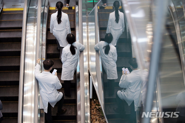 [서울=뉴시스] 박미소 기자 = 대한의사협회가 의과대학 정원 확대와 관련된 정부 의료 정책에 반대해 집단 휴진에 돌입한 14일 오전 서울 시내의 한 대학병원에서 의료진들이 지나가고 있다. 2020.08.14.&nbsp; misocamera@newsis.com 