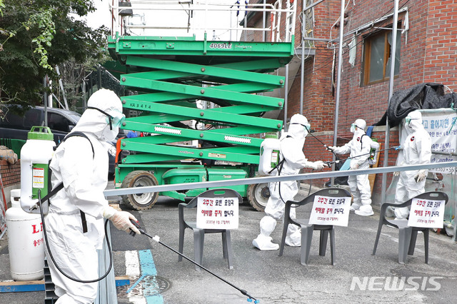 [서울=뉴시스] 박미소 기자 = 사랑제일교회에서 신종 코로나바이러스 감염증(코로나19) 확진자가 발생해 폐쇄조치한 14일 오후 서울 성북구 사랑제일교회에서 성북구 관계자들이 방역을 하고 있다. 2020.08.14.&nbsp; misocamera@newsis.com