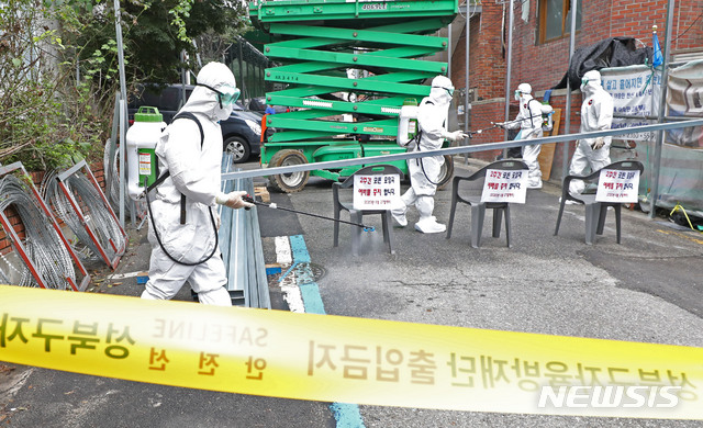[서울=뉴시스] 박미소 기자 = 사랑제일교회에서 신종 코로나바이러스 감염증(코로나19) 확진자가 발생해 폐쇄조치한 14일 오후 서울 성북구 사랑제일교회에서 성북구 관계자들이 방역을 하고 있다. 2020.08.14.&nbsp; misocamera@newsis.com