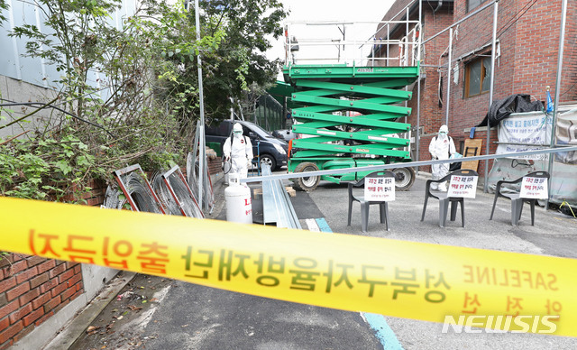 [서울=뉴시스] 박미소 기자 = 사랑제일교회에서 신종 코로나바이러스 감염증(코로나19) 확진자가 발생해 폐쇄조치한 14일 오후 서울 성북구 사랑제일교회에서 성북구 관계자들이 방역을 하고 있다. 2020.08.14.&nbsp; misocamera@newsis.com