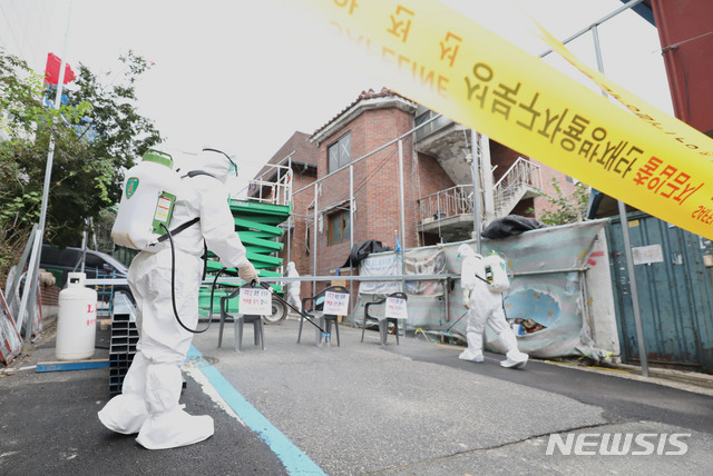 [서울=뉴시스] 박미소 기자 = 사랑제일교회에서 신종 코로나바이러스 감염증(코로나19) 확진자가 발생해 폐쇄조치한 14일 오후 서울 성북구 사랑제일교회에서 성북구 관계자들이 방역을 하고 있다. 2020.08.14.&nbsp; misocamera@newsis.com