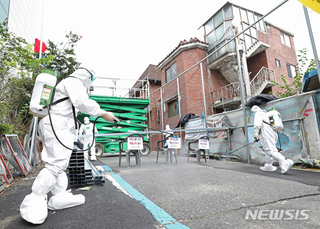 [서울=뉴시스] 박미소 기자 = 사랑제일교회에서 신종 코로나바이러스 감염증(코로나19) 확진자가 발생해 폐쇄조치한 14일 오후 서울 성북구 사랑제일교회에서 성북구 관계자들이 방역을 하고 있다. 2020.08.14.&nbsp; misocamera@newsis.com
