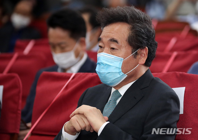 [서울=뉴시스]김선웅 기자 = 이낙연 민주당 의원이 14일 서울 여의도 국회에서 열린 '다시, 평화의 길 번영의 문으로' 남북교류 관련 토론회에서 생각에 잠겨있다. 2020.08.14.&nbsp; mangusta@newsis.com