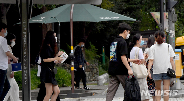 [광주=뉴시스] 신대희 기자 = 광주에 폭염경보가 발효 중인 지난 14일 오후 북구 용봉동 전남대학교 후문 횡단보도 그늘막에서 시민들이 잠시 더위를 피하고 있다. 2020.08.14. sdhdream@newsis.com