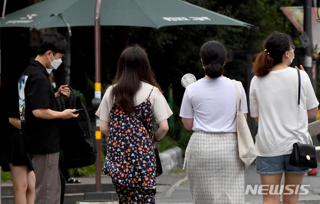 [광주=뉴시스] 신대희 기자 = 광주에 폭염경보가 발효 중인 지난 14일 오후 북구 용봉동 전남대학교 후문 횡단보도 그늘막에서 시민들이 잠시 더위를 피하고 있다. 2020.08.14. sdhdream@newsis.com