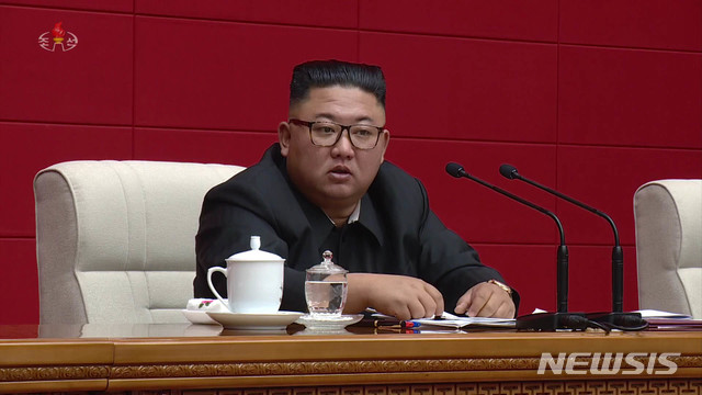 [서울=뉴시스] 북한 조선중앙TV는 김정은 국무위원장이 정치국 회의를 주재했다고 14일 보도했다. 2020.08.14.(사진 = 조선중앙TV 캡처)&nbsp; photo@newsis.com