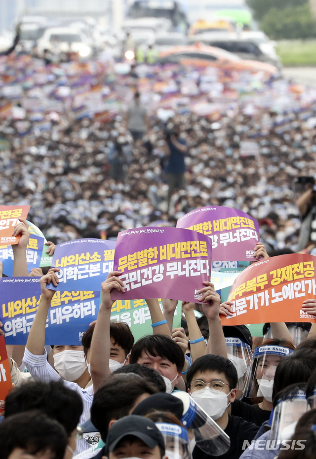 [서울=뉴시스] 최진석 기자 = 14일 서울 영등포구 여의대로에서 대한의사협회 주최로 열린 의료 4대악 정책추진 반대 전국 의사 총파업 궐기대회에 참석한 의사들이 피켓을 들고 있다. 2020.08.15. myjs@newsis.com